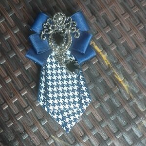 Elegant Blue and White Brooch with Gemstone Accent